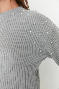 TRENDYOLMİLLA Gray Pearl Detailed Crew Neck Knitwear Sweater - Image 4