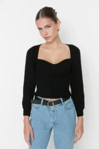 TRENDYOLMİLLA Black Crop Heart Collar Knitwear Sweater - Image 3