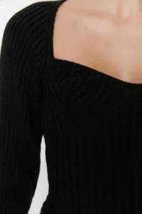 TRENDYOLMİLLA Black Crop Heart Collar Knitwear Sweater - Image 4