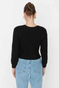 TRENDYOLMİLLA Black Crop Heart Collar Knitwear Sweater - Image 5