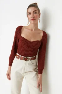 TRENDYOLMİLLA Brown Crop Heart Collar Knitwear Sweater