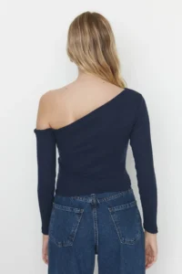 TRENDYOLMİLLA Indigo Fitted Asymmetric Collar off shoulder Ribbed Flexible Knitting Blouse - Image 8
