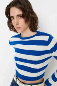 TRENDYOLMİLLA NAVY BLUE Crop Basic Striped Knitwear Sweater