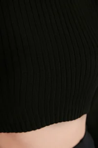 TRENDYOLMİLLA Black Super Crop Basic Knitwear Sweater - Image 4