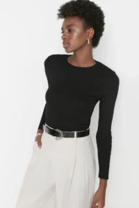 TRENDYOLMİLLA Black Basic Crew Neck Knitwear Sweater - Image 2