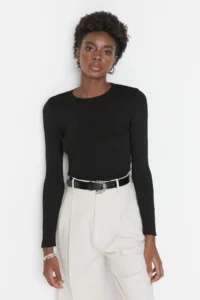 TRENDYOLMİLLA Black Basic Crew Neck Knitwear Sweater - Image 3