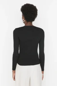 TRENDYOLMİLLA Black Basic Crew Neck Knitwear Sweater - Image 5