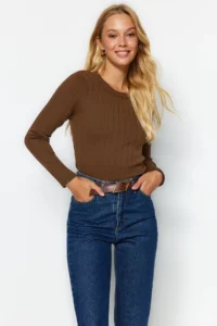 TRENDYOLMİLLA Brown Basic Crew Neck Knitwear Sweater - Image 3