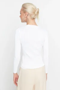 TRENDYOLMİLLA Ecru Basic Crew Neck Knitwear Sweater - Image 4