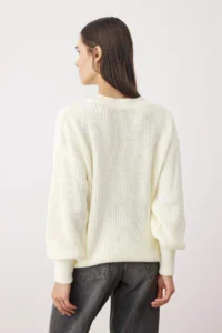 TRENDYOLMİLLA Ecru Wide Pattern Basic Knitwear Sweater - Image 6