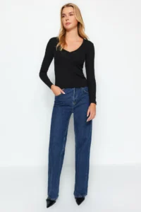 TRENDYOLMİLLA Black Soft Fabric V-neck Fitted Flexible Knitting Blouse - Image 2