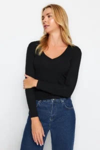 TRENDYOLMİLLA Black Soft Fabric V-neck Fitted Flexible Knitting Blouse - Image 3