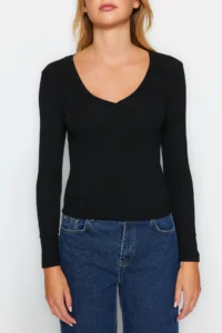 TRENDYOLMİLLA Black Soft Fabric V-neck Fitted Flexible Knitting Blouse - Image 4