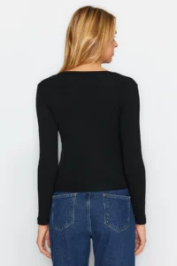 TRENDYOLMİLLA Black Soft Fabric V-neck Fitted Flexible Knitting Blouse - Image 6