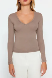 TRENDYOLMİLLA Mink Soft Fabric V-neck Fitted Flexible Knitting Blouse - Image 3