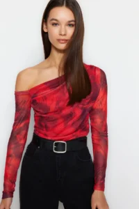 TRENDYOLMİLLA Red Tulle Fitted Lined Asymmetric Collar Knitting Blouse - Image 3
