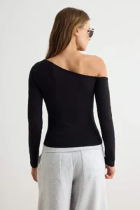 TRENDYOLMİLLA Black One Shoulder Cotton Flexible Fitted Crop Knitting Blouse - Image 4