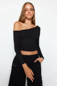 TRENDYOLMİLLA Black One Shoulder Cotton Flexible Fitted Crop Knitting Blouse - Image 8
