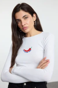 TRENDYOLMİLLA WHITE Embroidered Viscose Crew Neck Crop Flexible Knitting Blouse