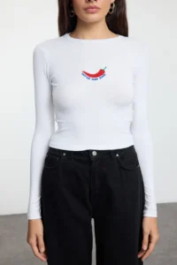 TRENDYOLMİLLA WHITE Embroidered Viscose Crew Neck Crop Flexible Knitting Blouse - Image 2