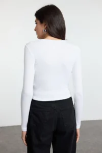 TRENDYOLMİLLA WHITE Embroidered Viscose Crew Neck Crop Flexible Knitting Blouse - Image 4