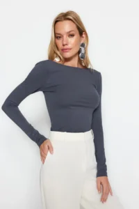 TRENDYOLMİLLA Anthracite Cotton Low-cut back Fitted Flexible Blouse - Image 8