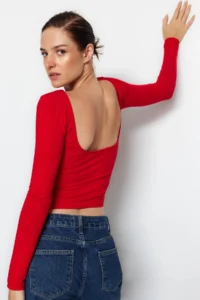 TRENDYOLMİLLA Red Cotton Flexible Low-cut back Fitted Flexible Blouse - Image 2