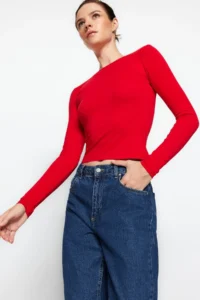 TRENDYOLMİLLA Red Cotton Flexible Low-cut back Fitted Flexible Blouse - Image 4