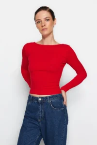 TRENDYOLMİLLA Red Cotton Flexible Low-cut back Fitted Flexible Blouse - Image 5
