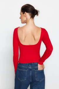 TRENDYOLMİLLA Red Cotton Flexible Low-cut back Fitted Flexible Blouse - Image 6