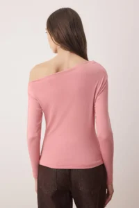 TRENDYOLMİLLA Dusty ROSE Plain Soft Fabric Fitted Boat Neck Knitting Blouse - Image 4