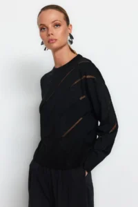 TRENDYOLMİLLA Black Cellular/Delikli Knitwear Sweater - Image 2