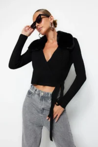 TRENDYOLMİLLA Black Crop Faux Fur Detailed Knitwear Sweater