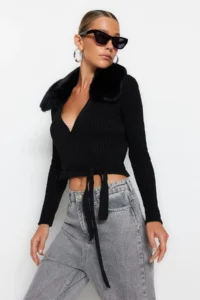 TRENDYOLMİLLA Black Crop Faux Fur Detailed Knitwear Sweater - Image 3
