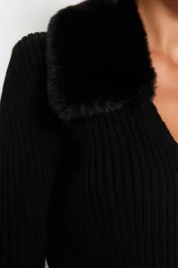 TRENDYOLMİLLA Black Crop Faux Fur Detailed Knitwear Sweater - Image 4