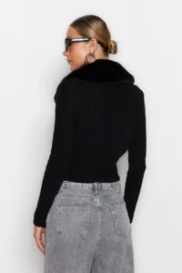 TRENDYOLMİLLA Black Crop Faux Fur Detailed Knitwear Sweater - Image 5