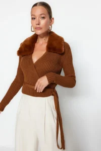 TRENDYOLMİLLA Brown Crop Faux Fur Detailed Knitwear Sweater