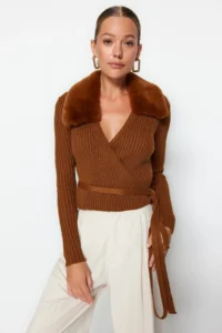 TRENDYOLMİLLA Brown Crop Faux Fur Detailed Knitwear Sweater - Image 2