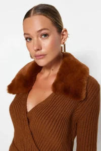 TRENDYOLMİLLA Brown Crop Faux Fur Detailed Knitwear Sweater - Image 3