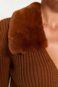 TRENDYOLMİLLA Brown Crop Faux Fur Detailed Knitwear Sweater - Image 4