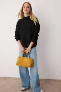 TRENDYOLMİLLA Black Soft textured Thick Crew Neck Knitwear Sweater - Image 2