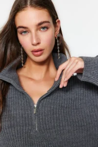 TRENDYOLMİLLA Anthracite Super Crop Zippered Knitwear Sweater - Image 3