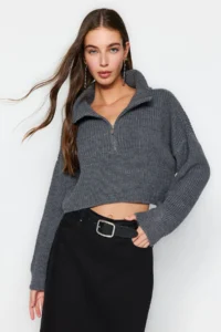 TRENDYOLMİLLA Anthracite Super Crop Zippered Knitwear Sweater - Image 4