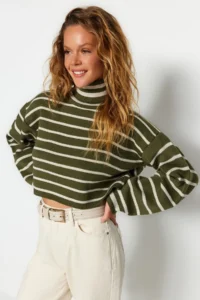 TRENDYOLMİLLA Khaki Striped Crop Knitwear Sweater