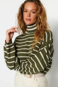 TRENDYOLMİLLA Khaki Striped Crop Knitwear Sweater - Image 3