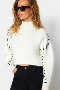 TRENDYOLMİLLA Ecru Soft textured Wide Pattern Thread Detailed Crop Knitwear Sweater