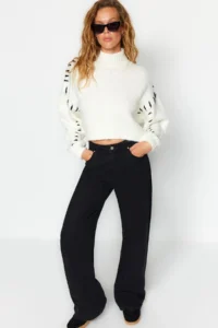 TRENDYOLMİLLA Ecru Soft textured Wide Pattern Thread Detailed Crop Knitwear Sweater - Image 3