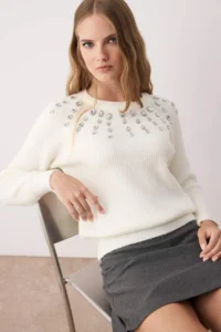 TRENDYOLMİLLA Ecru Soft textured Jeweled Knitwear Sweater