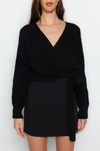 TRENDYOLMİLLA Black Double breasted Collar Crop Knitwear Sweater - Image 4