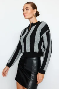 TRENDYOLMİLLA Black Crop Soft textured Knitwear Sweater - Image 3